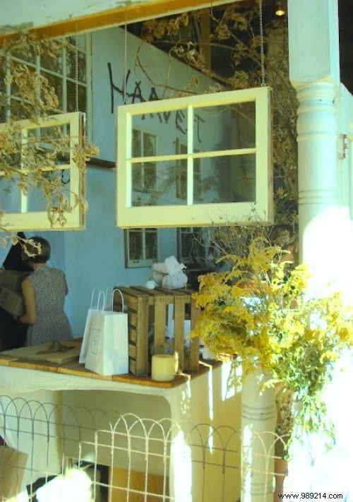 30 Brilliant Ways to Upcycle Old Windows into Stunning Home and Garden Decor