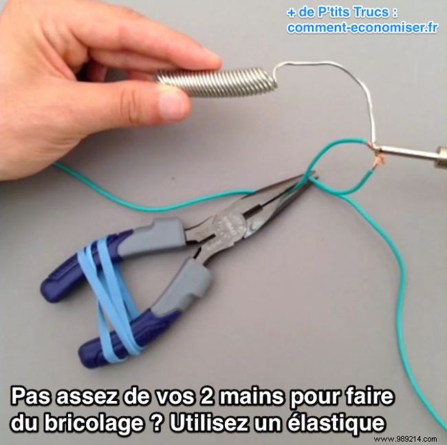 DIY Hack: Free Up Your Hands with a Simple Rubber Band Third-Hand Trick