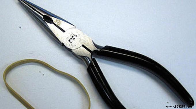 DIY Hack: Free Up Your Hands with a Simple Rubber Band Third-Hand Trick