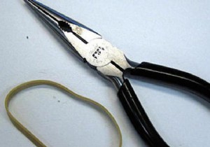 DIY Hack: Free Up Your Hands with a Simple Rubber Band Third-Hand Trick