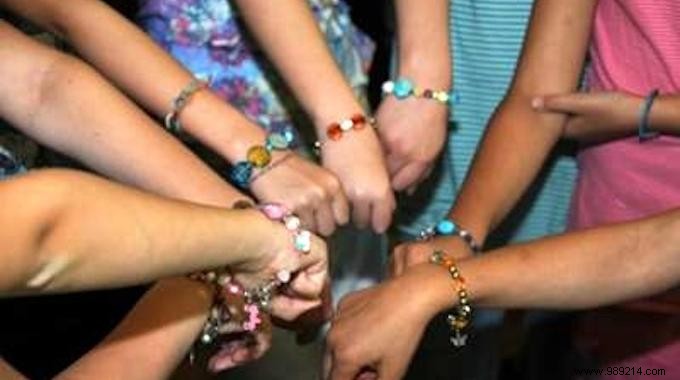 Genius DIY Jewelry Organizer: Use Cutlery Trays for Tangle-Free Storage