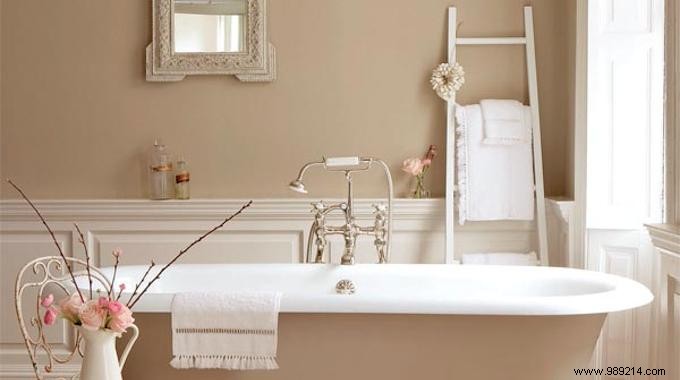 DIY Vintage Towel Rack: Upcycle an Old Ladder for Stylish Bathroom Storage