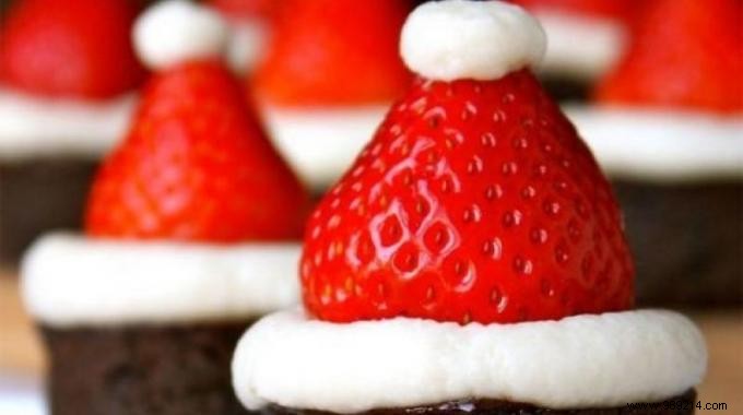 Quick Christmas Cake Decoration: Adorable Strawberry Trees in Minutes