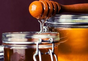 2 Simple Tricks to Enjoy Honey Mess-Free on Your Table