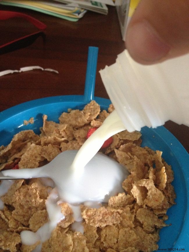 Proven Kitchen Hack: Pour Milk Over a Spoon for Splash-Free Cereal