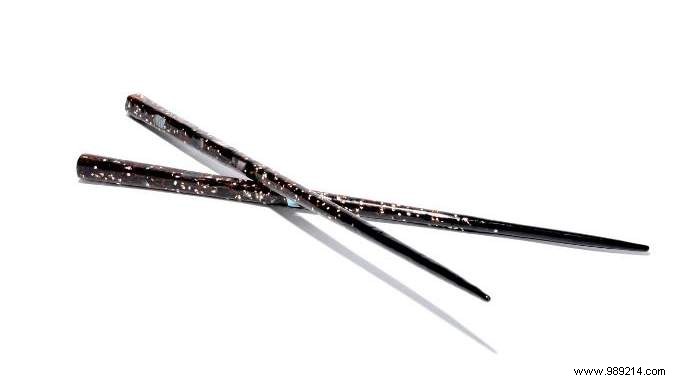 Simple Chopstick Trick: Eat Without Dirtying Your Table