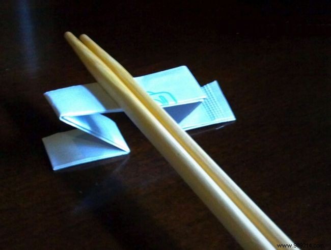 Simple Chopstick Trick: Eat Without Dirtying Your Table