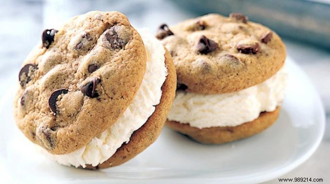 2-Minute Ice Cream Cookie Sandwiches: The Ultimate Quick Dessert Hack