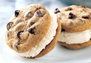 2-Minute Ice Cream Cookie Sandwiches: The Ultimate Quick Dessert Hack