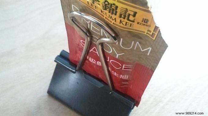 Office Lunch Hack: Prevent Sushi Sauce Spills with a Simple Paperclip