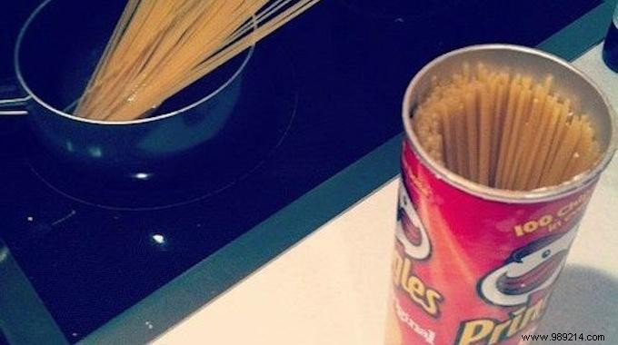 Simple Kitchen Hack: Store Spaghetti Neatly in an Empty Pringles Can