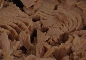 Pro Kitchen Hack: Effortlessly Drain Canned Tuna in Water for Perfect Salads