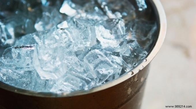 The Drainer: A Smart Ice Bucket for Perfect Aperitifs