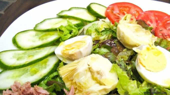Easy Salade Niçoise Recipe: Fresh Salmon, Veggies, and Zesty Sauce for €4 Per Serving