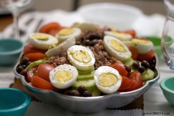 Easy Salade Niçoise Recipe: Fresh Salmon, Veggies, and Zesty Sauce for €4 Per Serving