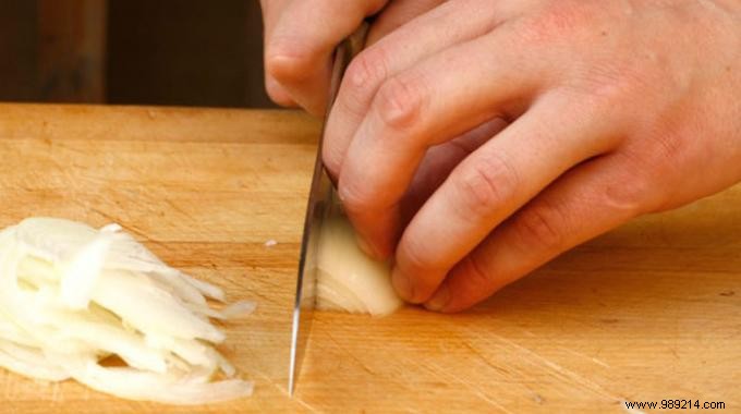 Safe Onion Cutting Trick: Use the Skin as a Handle to Avoid Cuts