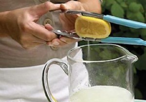 Genius Kitchen Hack: Squeeze Lemons Perfectly with Salad Tongs – No Squeezer Needed