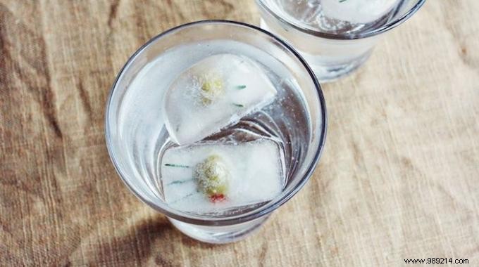 Simple Colander Hack: Keep Ice Cubes Frozen Longer During Drinks