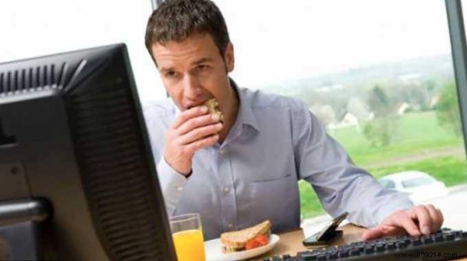 Genius Office Lunch Hack: Eat Mess-Free Sandwiches with a Mug