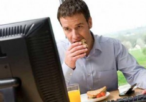 Genius Office Lunch Hack: Eat Mess-Free Sandwiches with a Mug