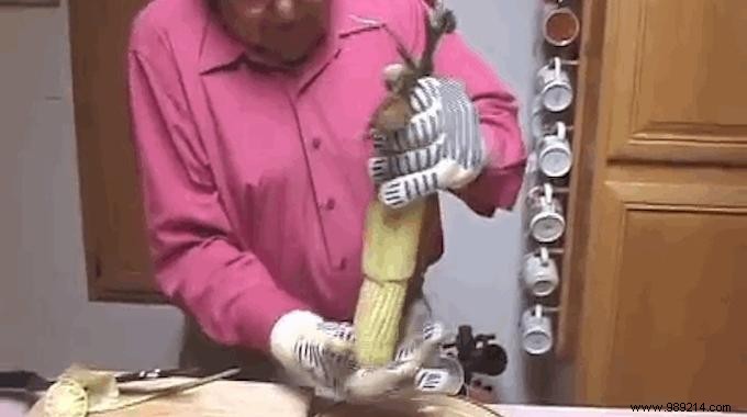 The Ultimate Microwave Hack: Peel and Cook Perfect Corn on the Cob in 4 Minutes