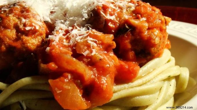 Budget-Friendly Beef Meatballs in Tomato Sauce: A Family Favorite Recipe