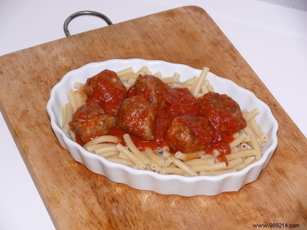 Budget-Friendly Beef Meatballs in Tomato Sauce: A Family Favorite Recipe