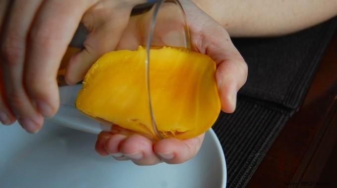 Effortless Mango Peeling: The Glass Trick for Clean Hands
