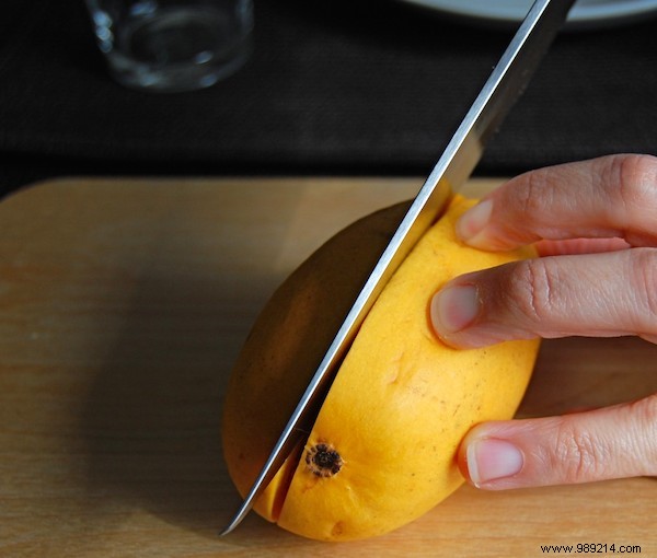 Effortless Mango Peeling: The Glass Trick for Clean Hands