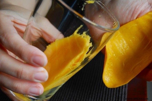 Effortless Mango Peeling: The Glass Trick for Clean Hands