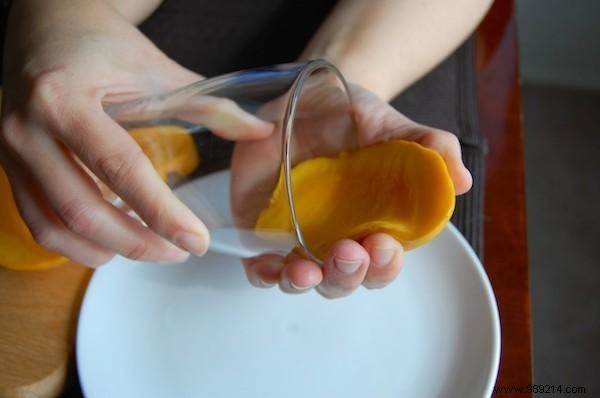 Effortless Mango Peeling: The Glass Trick for Clean Hands