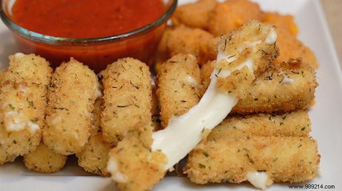 Guilt-Free Baked Mozzarella Sticks: Crispy, Low-Calorie Recipe for Parties