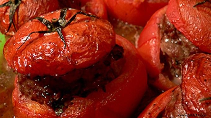 Classic Stuffed Tomatoes: A Budget-Friendly Family Recipe Packed with Flavor