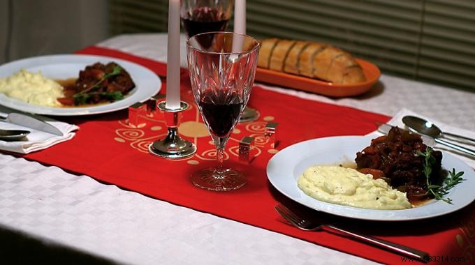 3 Expert Tips for Serving Perfectly Hot Plates at the Table