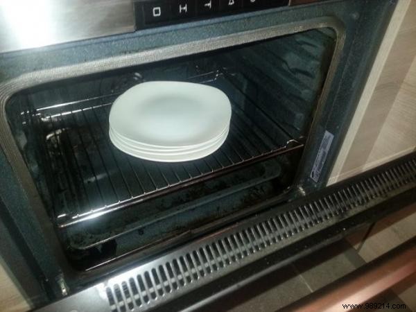 3 Expert Tips for Serving Perfectly Hot Plates at the Table