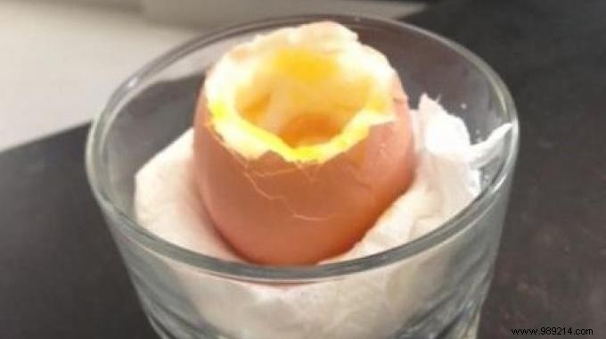 25-Second Kitchen Hack: Eat Boiled Eggs Without an Egg Cup
