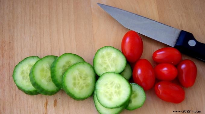 The Ultimate Kitchen Hack: Halve Cherry Tomatoes in Seconds Using a Simple Lid Trick
