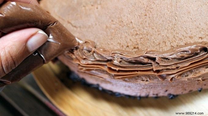 Effortless Cake Frosting Hack: Use a Freezer Bag for Perfect Results