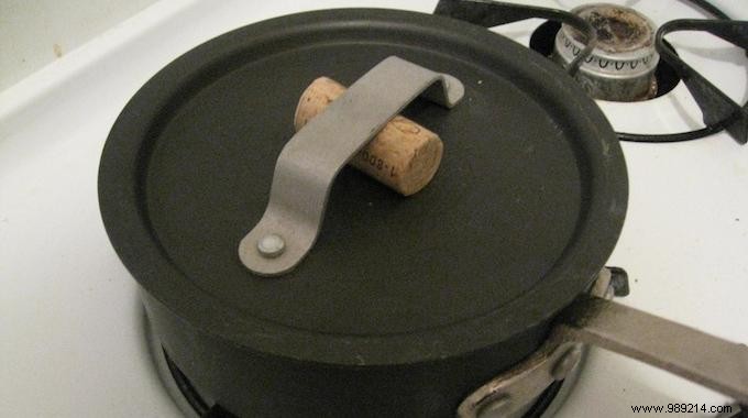 Genius Kitchen Hack: Lift Hot Saucepan Lids Safely with a Wine Cork