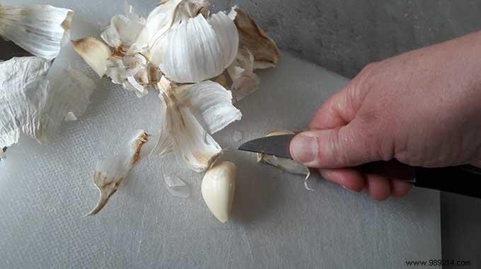 Peel Garlic in Seconds: The Pro Knife Trick Every Home Cook Needs