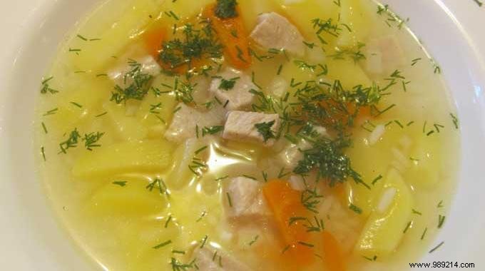 Simple Kitchen Hack: Remove Fat from Broth with a Lettuce Leaf