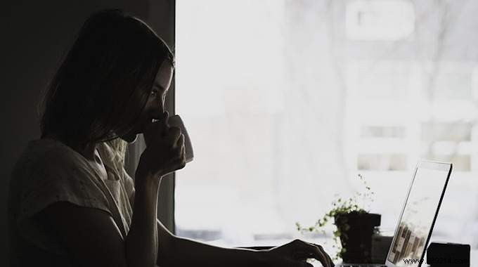 Build Strong Legs and Abs Discreetly with Office Desk Exercises