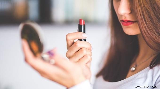 Quick DIY: Repair Broken Lipstick in Under 2 Minutes Like a Pro