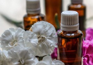 How to Make Homemade Skincare Oils: Easy DIY Rose and Daisy Firming Recipe