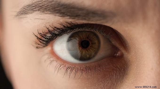 Expert Technique for Gentle, Efficient Eye Makeup Removal