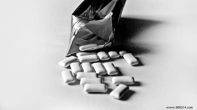 Chewing Mint Gum During Meals: A Proven Appetite Suppressant Trick