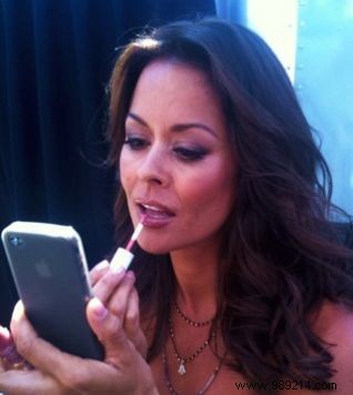 iPhone Hack: Spot Food Stuck in Teeth Instantly with Your Front Camera Mirror