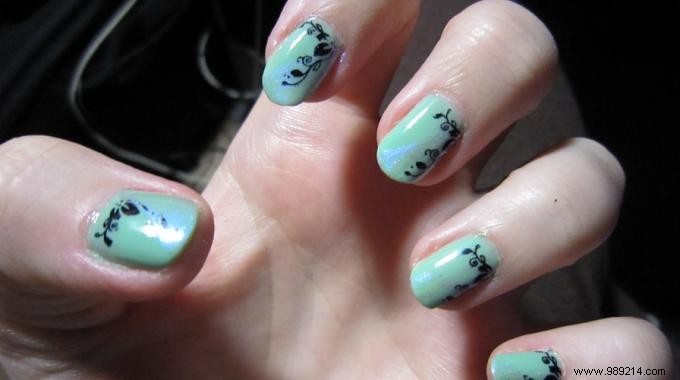 How to Strengthen Brittle Nails Naturally: Time-Tested Tips with Garlic, Olive Oil, and Lemon