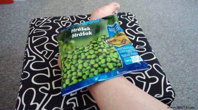 Effective Homemade Ice Pack for Swollen Ankles: The Frozen Peas Trick