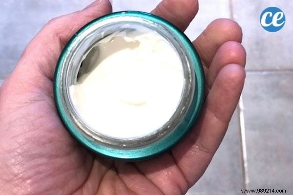 13 Expert Hairdresser Tips to Tame Flyaway Static Hair Fast